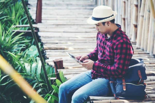 Hombre joven investiga domos glamping de madera