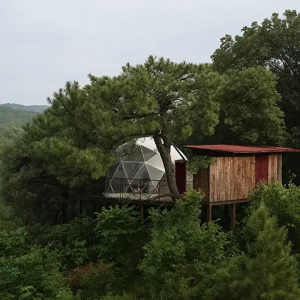 Módulo de baño exterior adosado al domo de Conecta Glamping, con vegetación de reserva ecológica alrededor