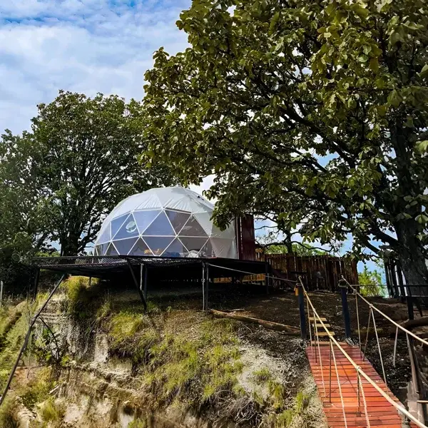 Plataforma de cimentación elevándose sobre la ladera en Conecta Glamping, aprovechando la pendiente como mirador.