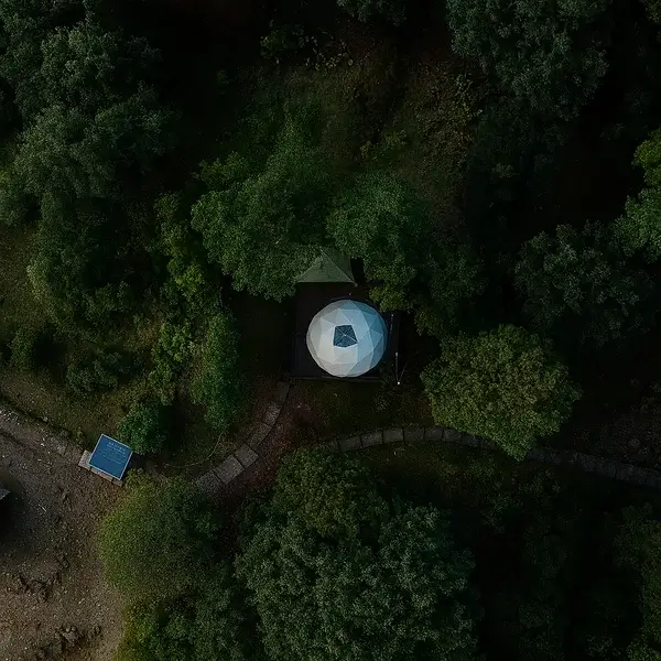 Fotografía aérea del domo de Conecta Glamping en zona remota, ilustrando el reto logístico y el acceso en la cordillera