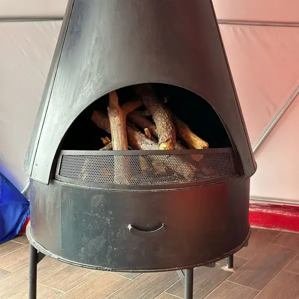 Detalle de la boquilla de la chimenea del domo glamping en Finca Dragón