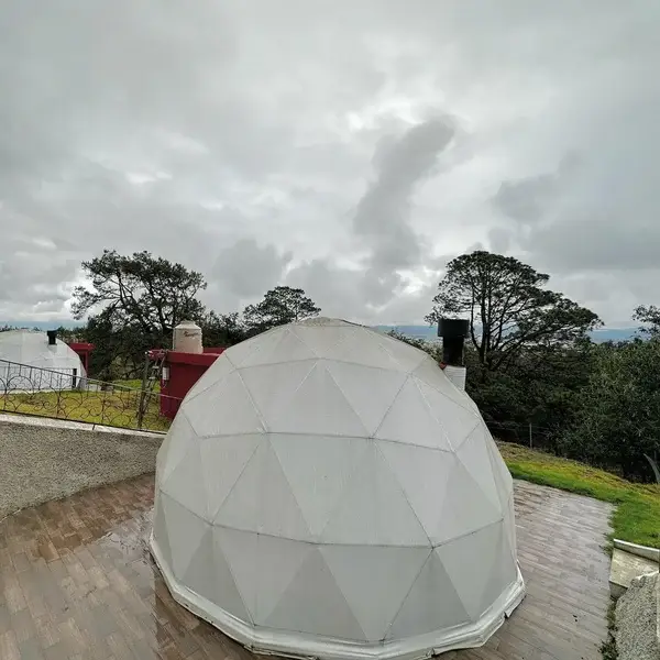 Domo geodésico de acero en Finca Dragón mostrando su estructura robusta