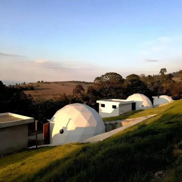 Esta imagen muestra los domos glamping del proyecto Finca Dragón