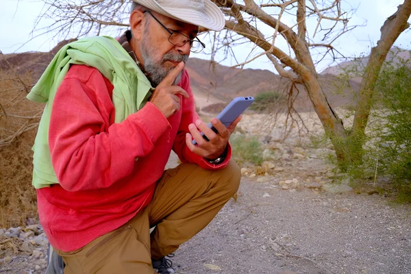 Hombre mayor investigando Glamping - Domos glamping de Aluminio