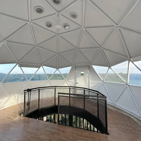 Vista desde el interior del domo geodésico reforzado en Kamlum, México