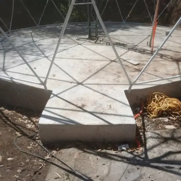 Vista exterior del domo geodésico en Las Águilas con su módulo de baño adosado