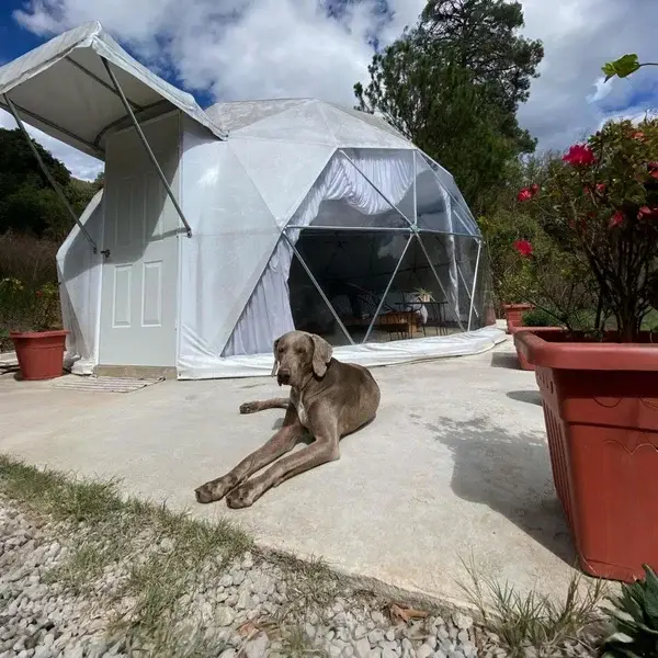Domo geodésico apoyado sobre la losa de cimentación de hormigón pulido en Glamping Los Cedros