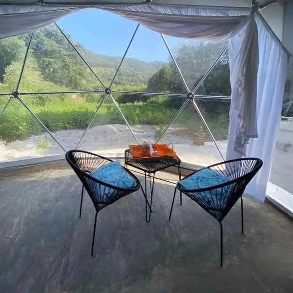 Domos de Glamping Los Cedros ya instalados con mobiliario listo tras el montaje exprés.