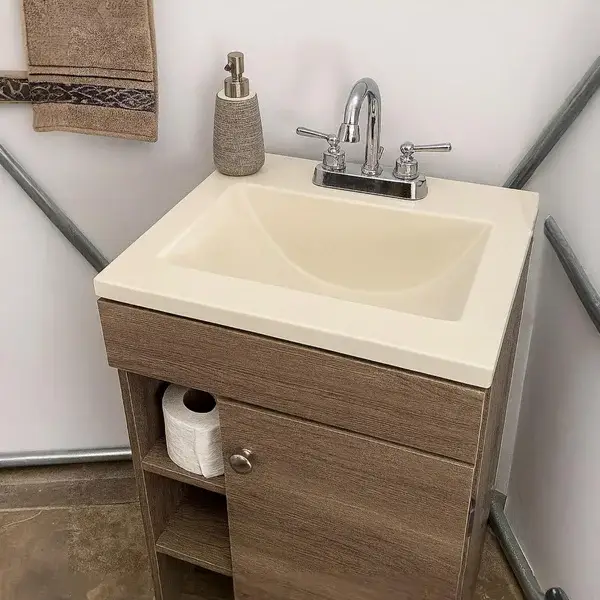 Módulo cúbico de baño integrado al interior del domo en Los Cedros, con estantería minimalista y acabados sencillos